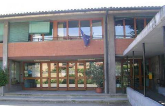 Tenta il furto alla scuola Gramsci con un coltello ma le telecamere lo incastrano