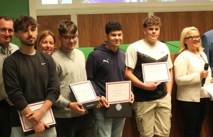 Gli studenti dell’IIS di Settimo vincono la sfida aerospaziale con un razzo riciclato
