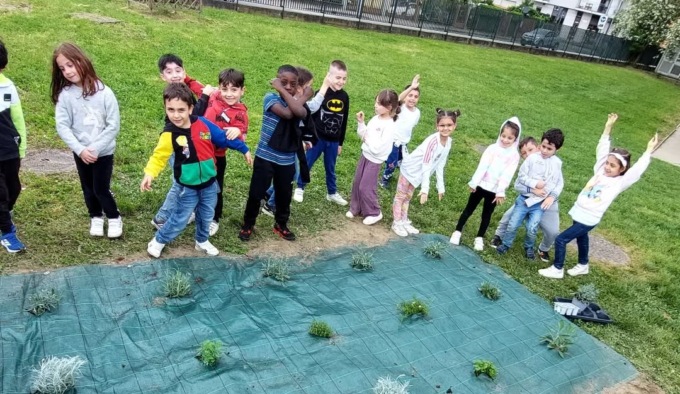 A scuola di natura: alla Vivaldi nasce un orto botanico con i bambini della 1ª C