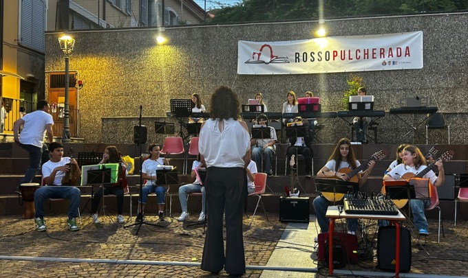 Rosso Pulcherada accende la piazza dell’Abbazia con musica, arte e storia