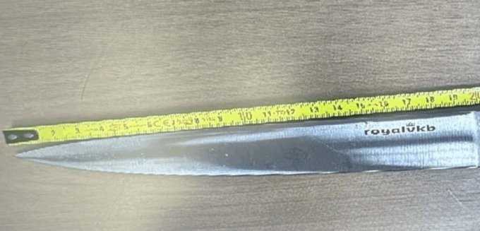 Settimo, aggredisce gli agenti e tira fuori un coltello: 60enne fermato in centro