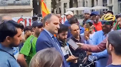 Torino, i rider protestano davanti al Comune: “Basta sfruttamento, vogliamo diritti”