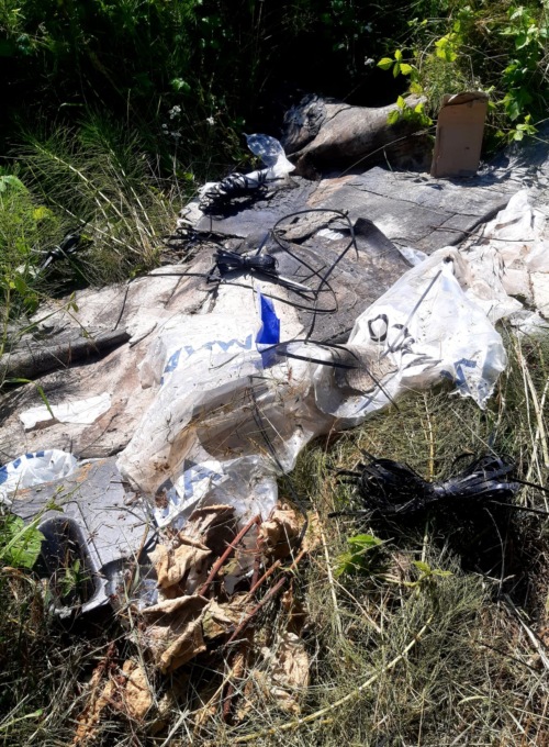 Scoperti cumuli di guaina catramata abbandonata