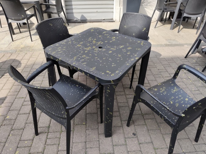 Teppisti ancora una volta in azione: imbrattato un bar