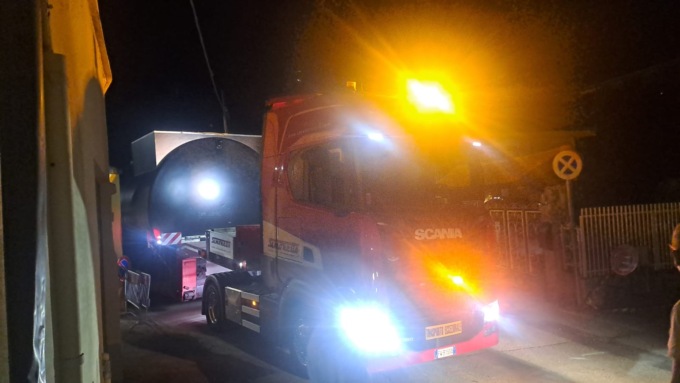 Gassino, l’arrivo del trasporto eccezionale al cantiere della scuola