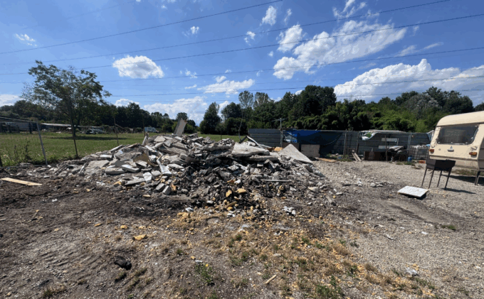 Settimo, ruspe in azione nel campo nomadi di via Moglia