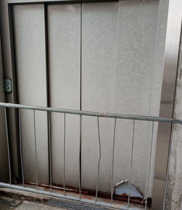 «Muffa e ascensore rotto il cimitero è un disastro»