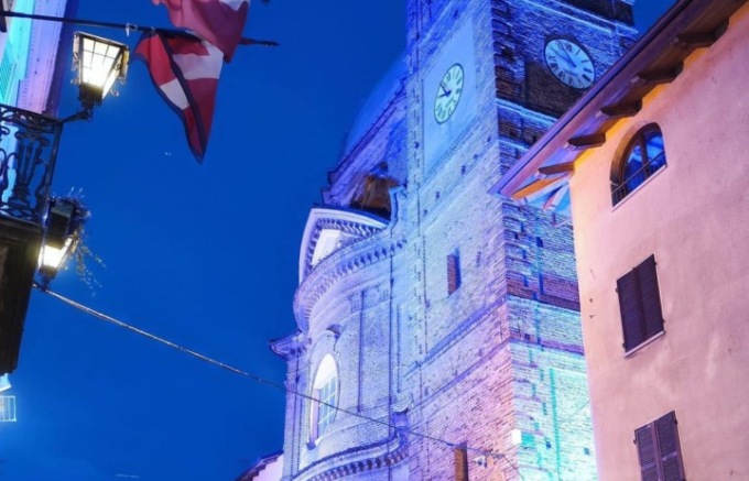 Gassino saluta le luci artistiche sulla Chiesa dello Spirito Santo ma in tanti le reclamano