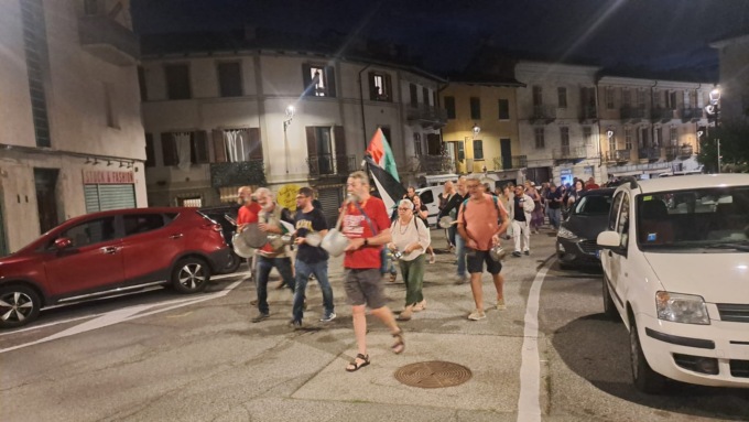 Gassino in piazza con pentole e fischietti per disertare il silenzio contro  gli orrori che avvengono a  Gaza