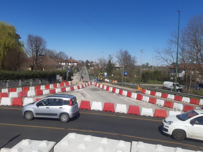 A Venaria senso unico alternato nel cantiere per la nuova rotatoria