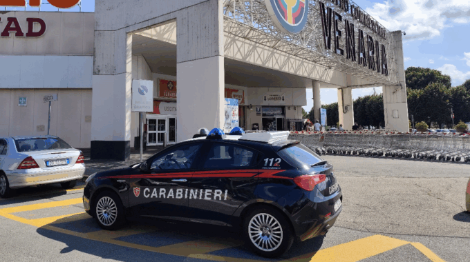 Venaria Reale, assalto in gioielleria: ladri in fuga con il bottino