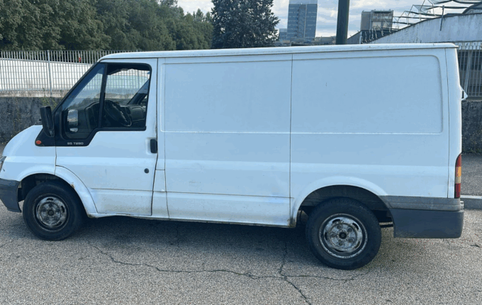 Settimo, ruba un furgone e cambia la targa per ingannare le telecamere