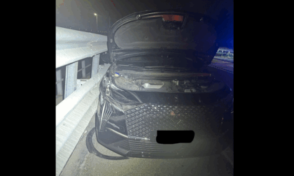 Settimo, con l’auto colpisce un autobus e fugge a piedi in autostrada