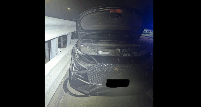 Settimo, con l’auto colpisce un autobus e fugge a piedi in autostrada