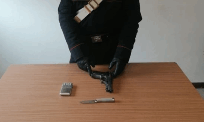 Urla e minacce nell’alloggio in centro, spunta una pistola