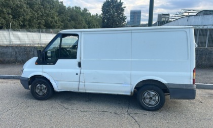 Ruba un furgone, «trucca» la targa e sparisce: ma dopo un mese viene arrestato