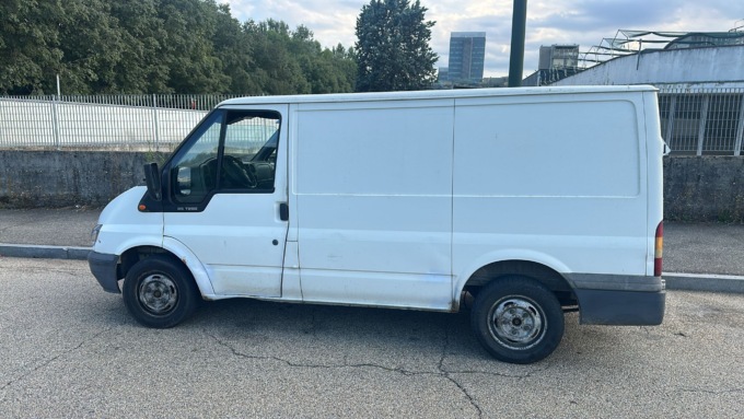 Ruba un furgone, «trucca» la targa e sparisce: ma dopo un mese viene arrestato