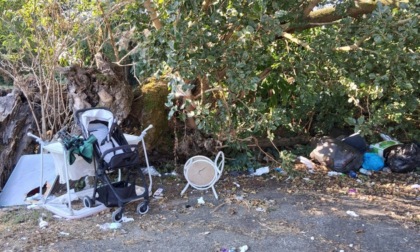 Piazza Freidano, non c’è pace: dopo ogni pulizia tornano i rifiuti