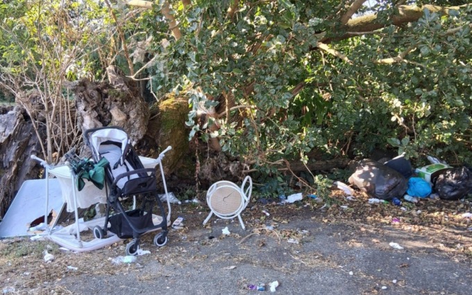 Piazza Freidano, non c’è pace: dopo ogni pulizia tornano i rifiuti