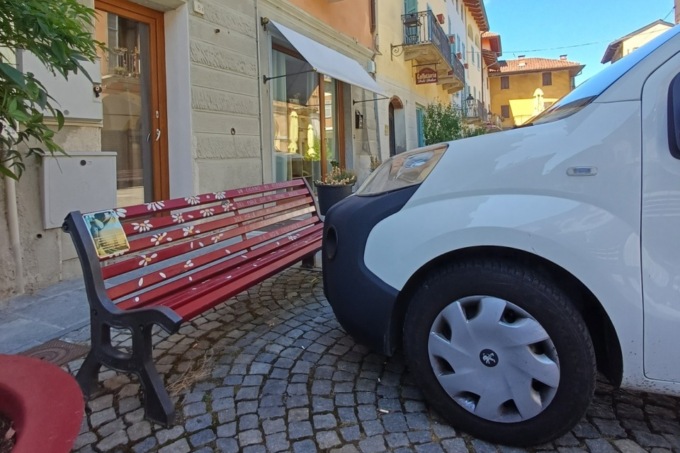 A Gassino piazza pedonale o parcheggio? La denuncia e la replica del sindaco