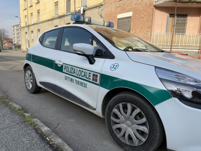 Settimo Torinese, provoca un incidente e scappa: individuato dalla Polizia locale