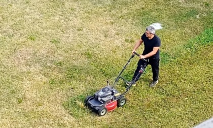 Gassino: spopola la foto del sindaco che taglia l’erba in un’area pubblica, ma c’è chi storce il naso