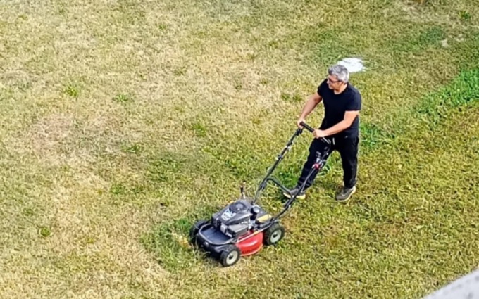 Gassino: spopola la foto del sindaco che taglia l’erba in un’area pubblica, ma c’è chi storce il naso