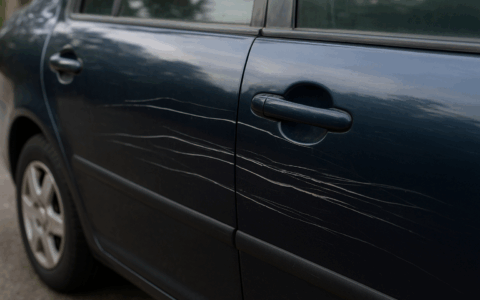 Settimo, operatrice scolastica riga l’auto di una docente