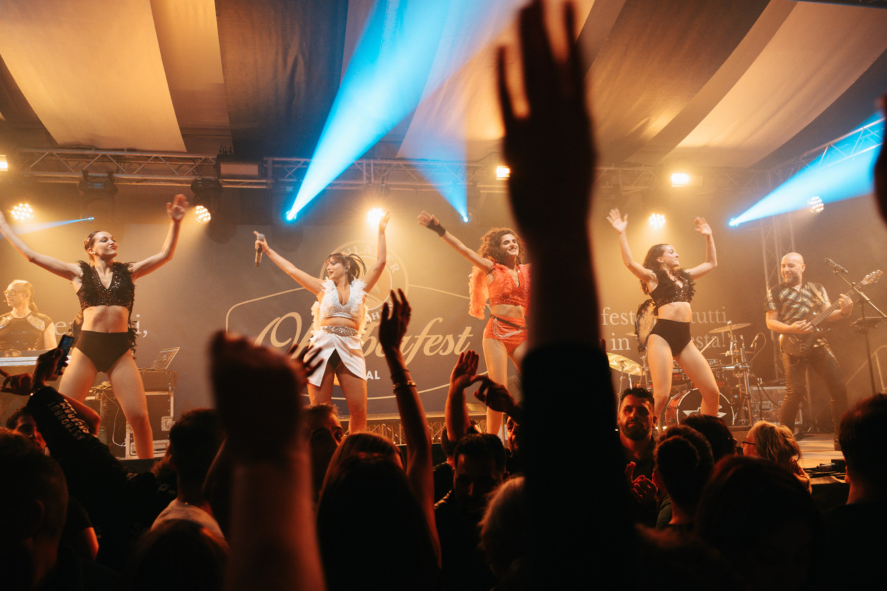 Auto iconiche, Campionato dei Boscaioli ed equitazione tra le novità degli eventi dell’Oktoberfest Cuneo 2025