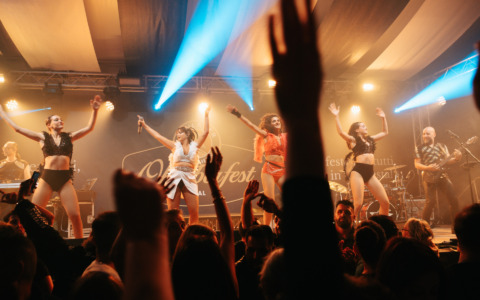 Auto iconiche, Campionato dei Boscaioli ed equitazione tra le novità degli eventi dell’Oktoberfest Cuneo 2025