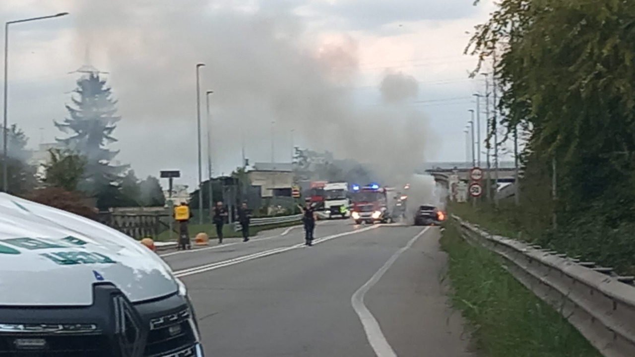 Settimo, auto in fiamme vicino al cavalcavia