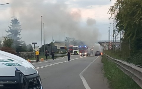 Settimo, auto in fiamme vicino al cavalcavia