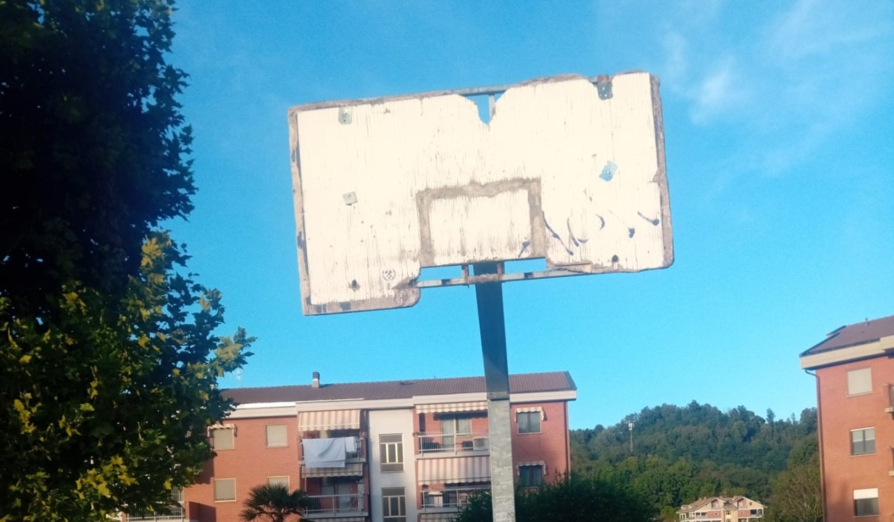 Campetto di basket a Gassino, scintille social tra Gazzara e sindaco Corrado