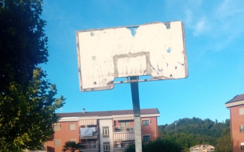 Campetto di basket a Gassino, scintille social tra Gazzara e sindaco Corrado