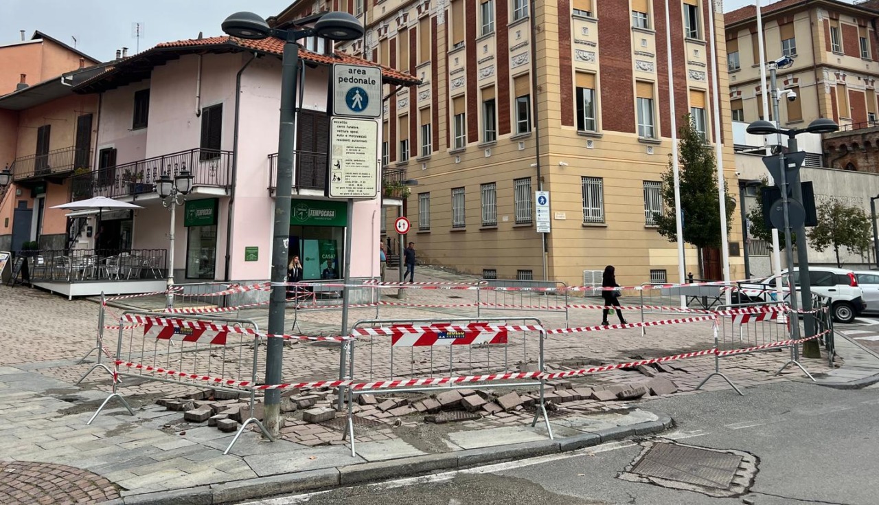 Nubifragio nella notte a Settimo: danni in piazza Vittorio Veneto e allagamenti nelle scuole