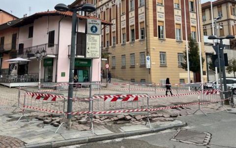 Nubifragio nella notte a Settimo: danni in piazza Vittorio Veneto e allagamenti nelle scuole