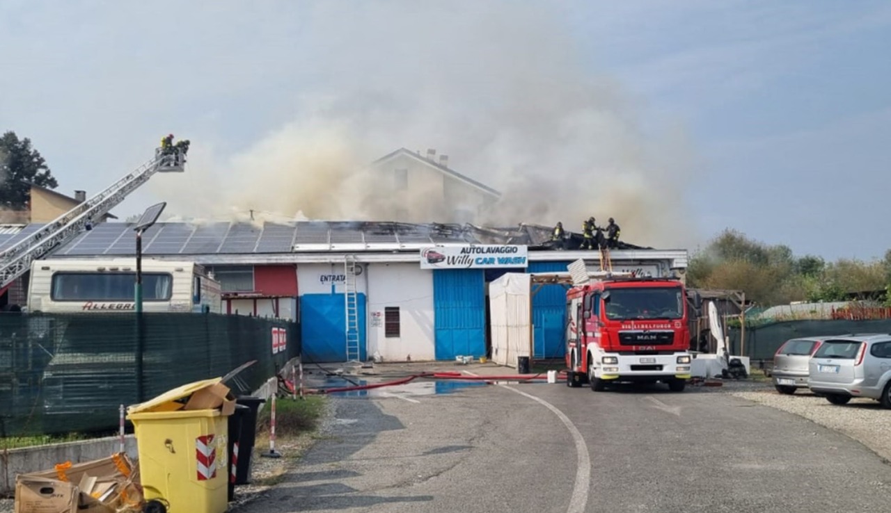 Settimo Torinese, incendio sul tetto dell’autolavaggio