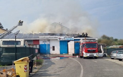 Settimo Torinese, incendio sul tetto dell’autolavaggio