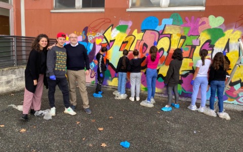 I giovani di San Mauro lasciano il segno: nasce il murale di via Speranza