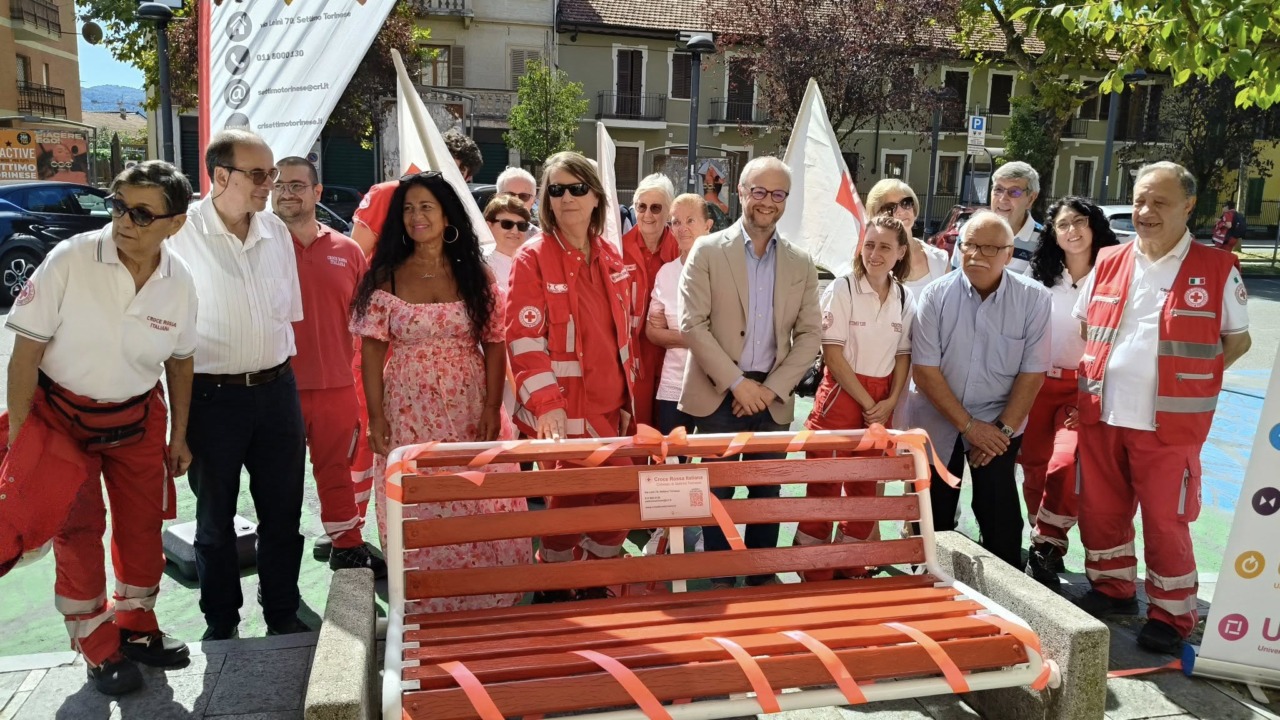 Settimo, inaugurata la panchina dedicata alla Croce Rossa