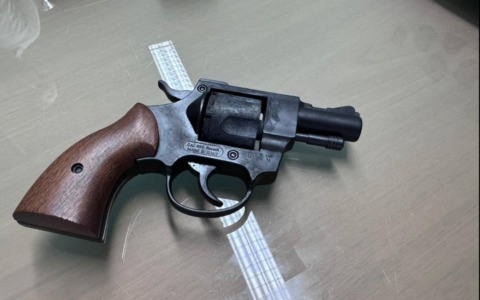 Pistola e spari dal balcone “per divertimento”: denunciato 44enne a Settimo