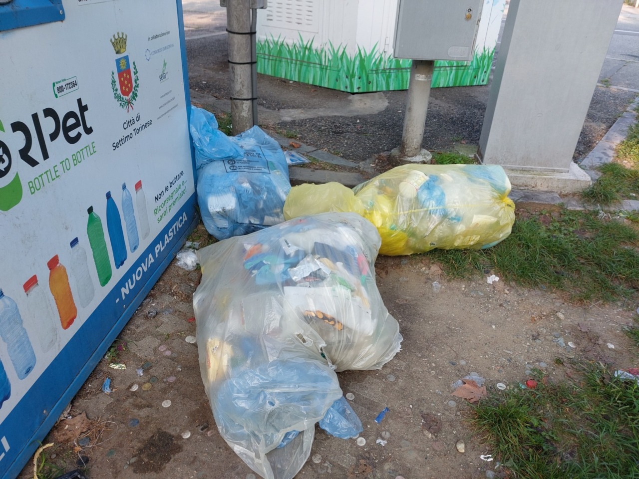 Settimo Torinese: rifiuti abbandonati nei punti Coripet