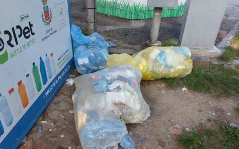 Settimo Torinese: rifiuti abbandonati nei punti Coripet