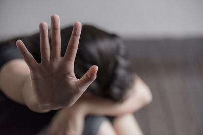 Violenza sulle donne, ritira la querela e il compagno si «salva»
