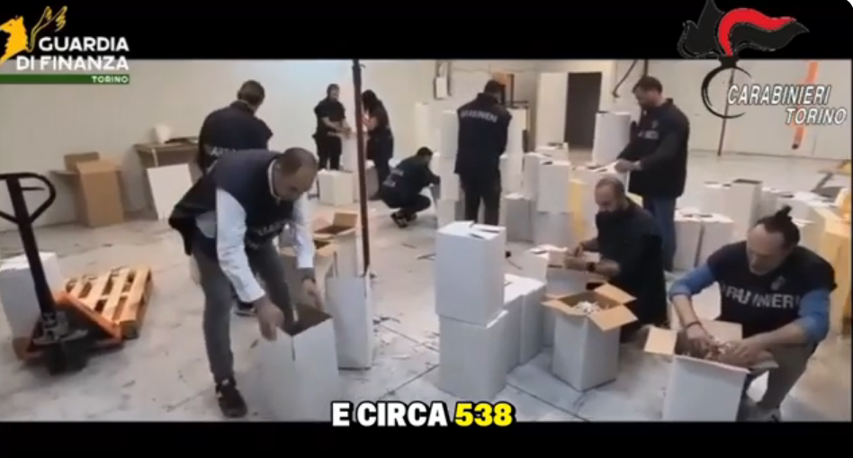 Sigarette di contrabbando: fabbriche clandestine tra Torino e Venaria e operai in condizioni di schiavitù