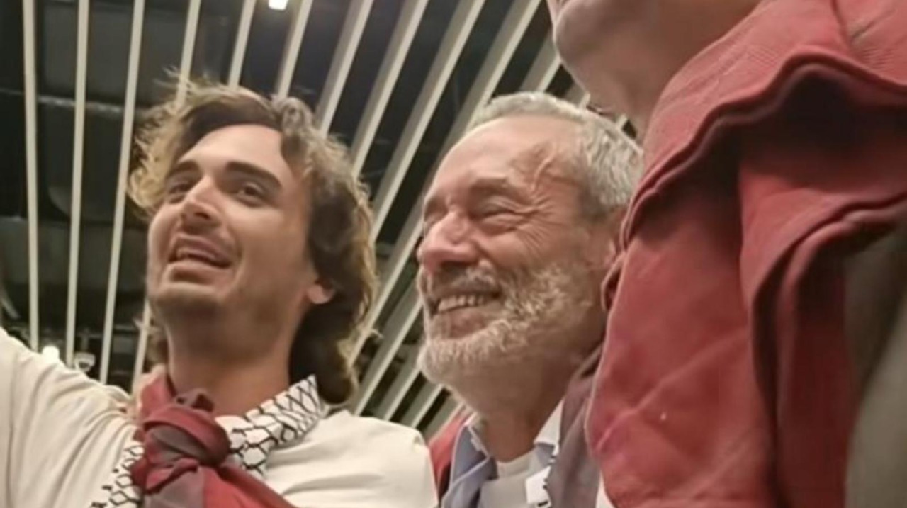 È rientrato in Italia il medico Francesco Prinetti: “Free Free Palestine” all’aeroporto di Caselle