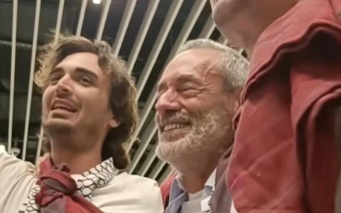 È rientrato in Italia il medico Francesco Prinetti: “Free Free Palestine” all’aeroporto di Caselle