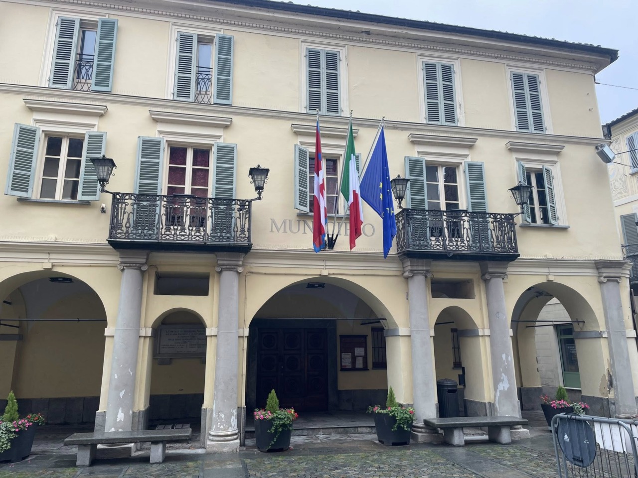 A Gassino nuove bandiere e lavori di manutenzione