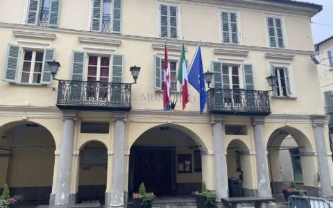 A Gassino nuove bandiere e lavori di manutenzione