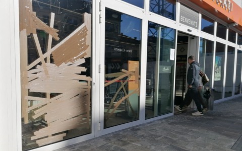 Spaccata al punto vendita di Borello: ladri in fuga grazie ai residenti